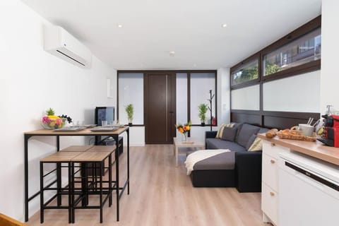 Kitchen or kitchenette, Living room, Seating area, Dining area, air conditioner