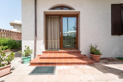 Property building, Facade/entrance, Day