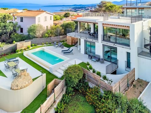 Property building, Pool view, Sea view