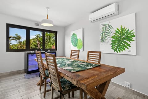 Seating area, Dining area, air conditioner