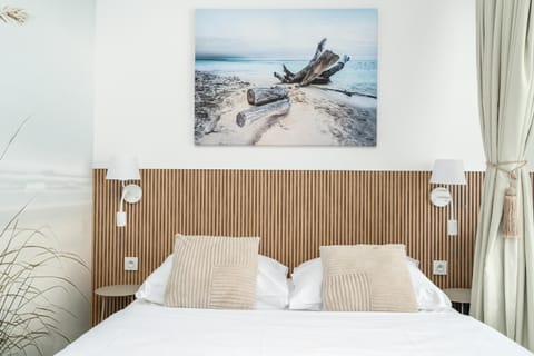 Bed, Photo of the whole room, Decorative detail, Bedroom