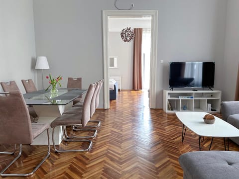 TV and multimedia, Living room, Seating area, Dining area, Evening entertainment