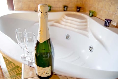 Shower, Toilet, Hot Tub, Bathroom, Bedroom, Area and facilities