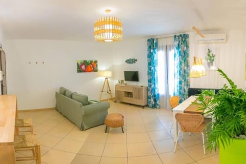 TV and multimedia, Living room, Seating area, air conditioner