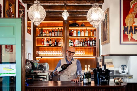 Restaurant/places to eat, Food and drinks