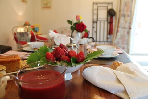 Staff, Living room, Dining area, Breakfast, Breakfast, Continental breakfast, young children, Family