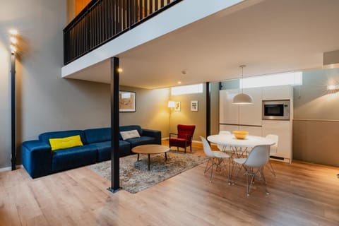 Living room, Seating area, Dining area, oven