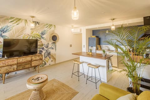 TV and multimedia, Living room, Seating area, Dining area, kitchen