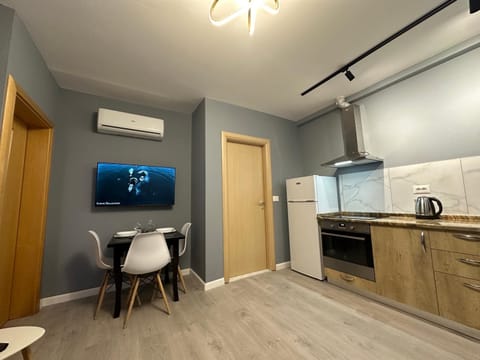 TV and multimedia, Kitchen or kitchenette, Dining area, minibar, oven, stove