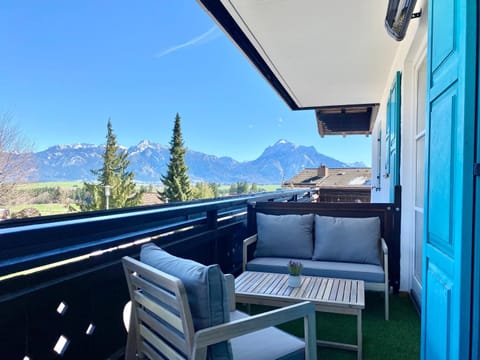 Nearby landmark, Natural landscape, View (from property/room), Balcony/Terrace, Lounge or bar, Lake view, Mountain view
