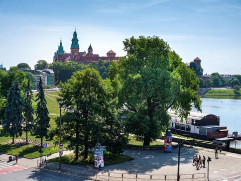 Nearby landmark, Neighbourhood, Evening entertainment, River view, Location