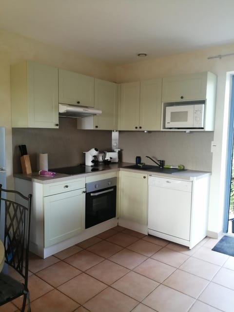 Coffee/tea facilities, Kitchen or kitchenette, Lunch, stove, toaster, kitchen