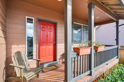 Lovely Dundee Home with Private Yard and Fire Pit! House in Dundee