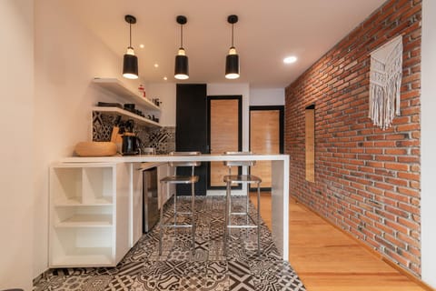 Kitchen or kitchenette, Dining area, minibar