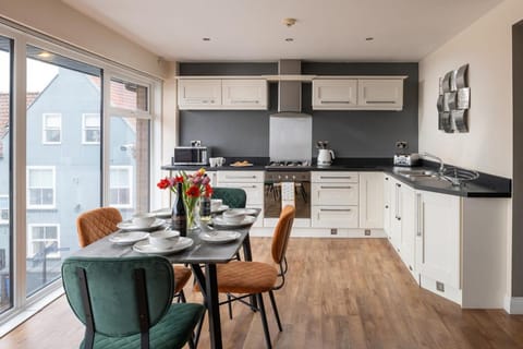 Kitchen or kitchenette, Dining area, minibar, pet friendly, stove
