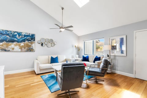 Living room, Photo of the whole room, Decorative detail, Seating area, internet, air conditioner