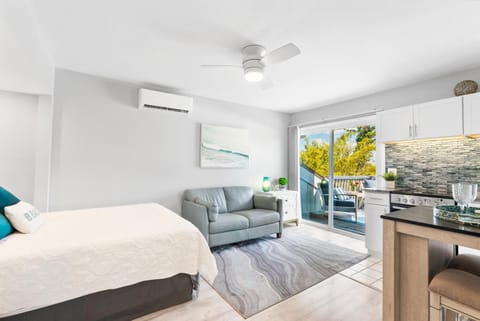 Bed, View (from property/room), Balcony/Terrace, Living room, Decorative detail, Seating area, Dining area, internet, air conditioner