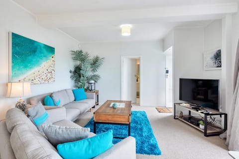 TV and multimedia, Living room, Seating area, Evening entertainment