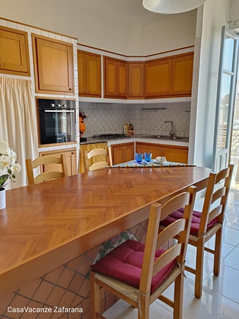 Kitchen or kitchenette, Dining area, minibar, stove