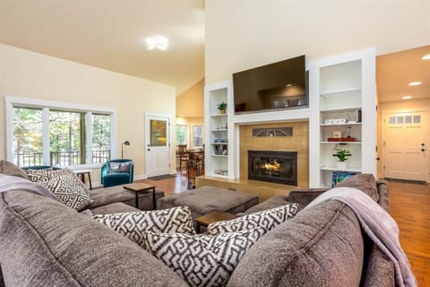 Besson Getaway- 5 min to Village Riverfront House in Three Rivers