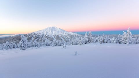 Besson Getaway- 5 min to Village Riverfront House in Three Rivers