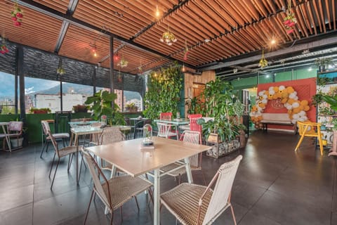 Restaurant/places to eat, Balcony/Terrace, Living room, Seating area