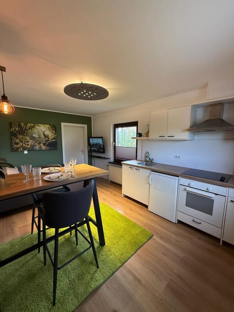Kitchen or kitchenette, Dining area, minibar, oven, pet friendly, stove