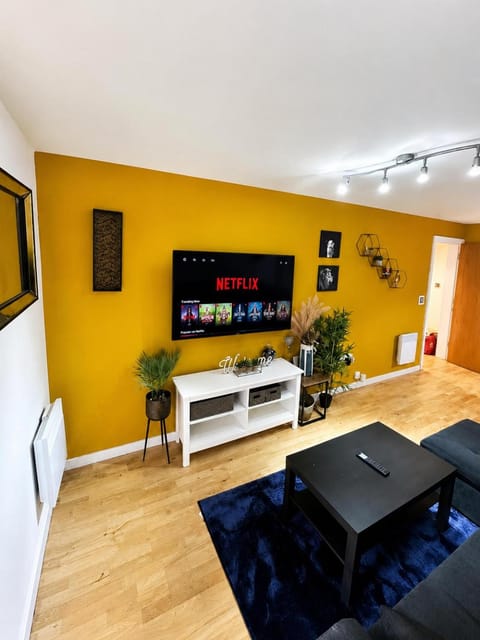 TV and multimedia, Coffee/tea facilities, Kitchen or kitchenette, Living room, Seating area, Dining area, minibar