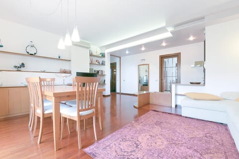 Communal lounge/ TV room, Kitchen or kitchenette, Living room, Seating area, Dining area