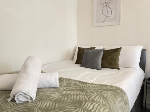 Bed, Bedroom, towels