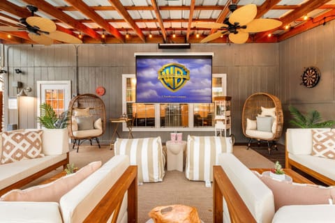 Lux 5BR gem with Heated Pool, SPA, and Outdoor Movie Theater House in Austin