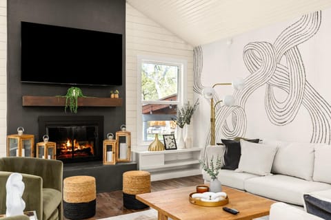 Lux 5BR gem with Heated Pool, SPA, and Outdoor Movie Theater House in Austin