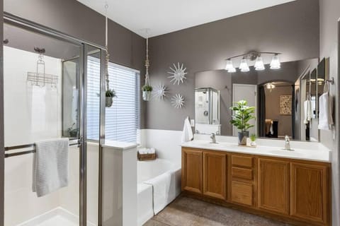 Heatable Pool Outdoor Oasis Amenities BBQ House in Gilbert