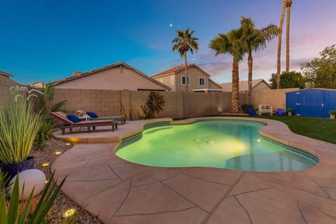 Heatable Pool Outdoor Oasis Amenities BBQ House in Gilbert