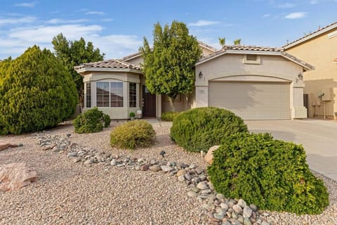 Heatable Pool Outdoor Oasis Amenities BBQ House in Gilbert