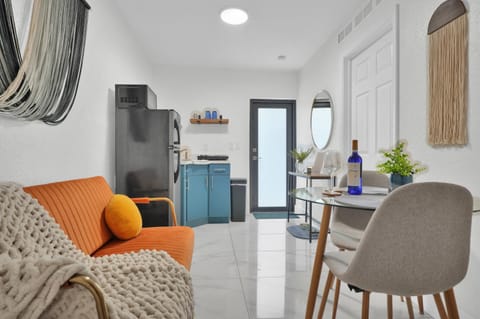 Kitchen or kitchenette, Living room, Seating area, Dining area