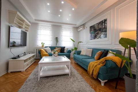 TV and multimedia, Living room, Seating area, air conditioner