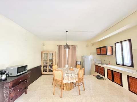 Kitchen or kitchenette, Dining area, stove, toaster