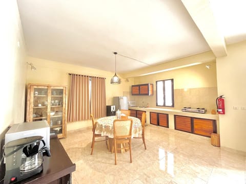 Kitchen or kitchenette, Seating area, Dining area, minibar, stove