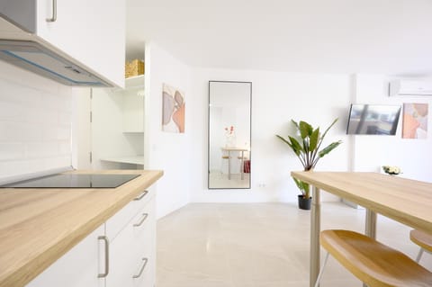 Kitchen or kitchenette, Dining area, Food, locker, locker, minibar, stove, air conditioner, air conditioner