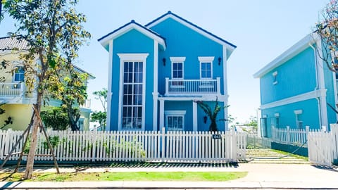 Property building, Day, Garden