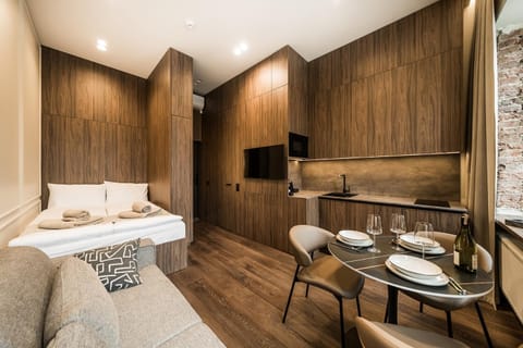 Bed, TV and multimedia, Kitchen or kitchenette, Photo of the whole room, Dining area, wardrobe