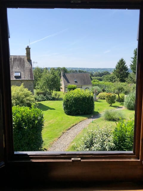 Rose Cottage with seasonal Swimming Pool House in Brittany