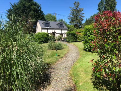 Rose Cottage with seasonal Swimming Pool House in Brittany