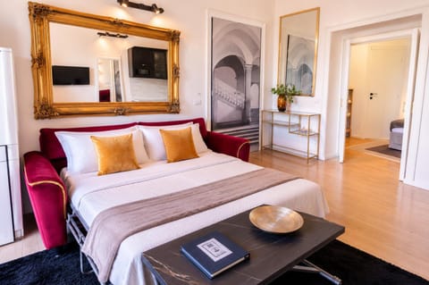 Bed, Living room, Seating area, air conditioner