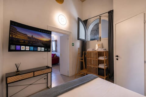 Bed, TV and multimedia, Photo of the whole room, Bedroom