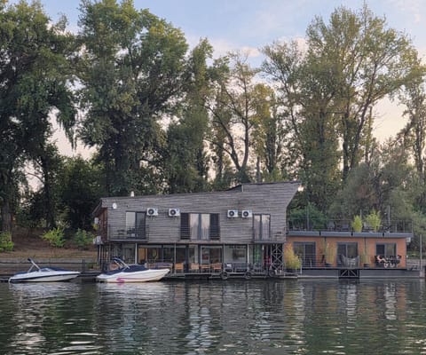 Property building, Day, Lake view, River view