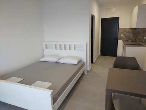 Bed, Kitchen or kitchenette, Bedroom