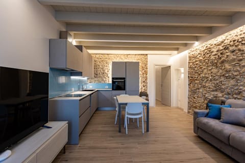TV and multimedia, Kitchen or kitchenette, Living room, Dining area, pet friendly, stove