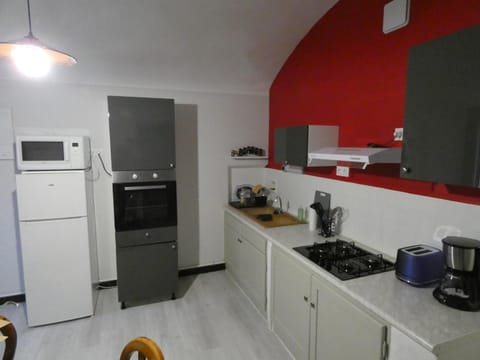 Coffee/tea facilities, dishwasher, oven, stove, toaster